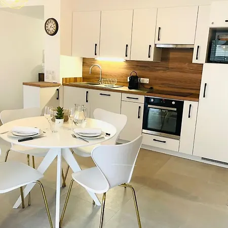 Le Quartz Tresum In A Modern Near The Garage Included *