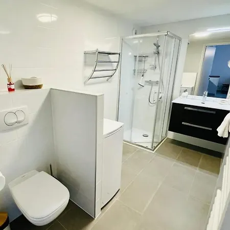 Le Quartz Tresum In A Modern Near The Garage Included *